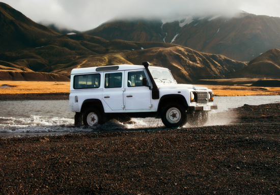 4x4 cruzando río